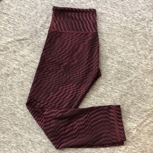 Maroon patterned lululemon cropped leggings